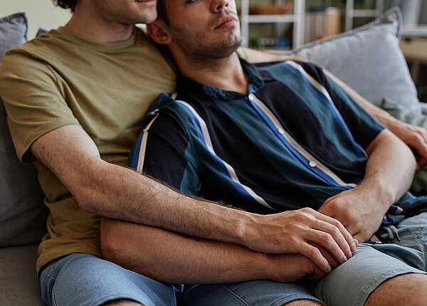 Sich liebendes schwules Paar auf einer Couch