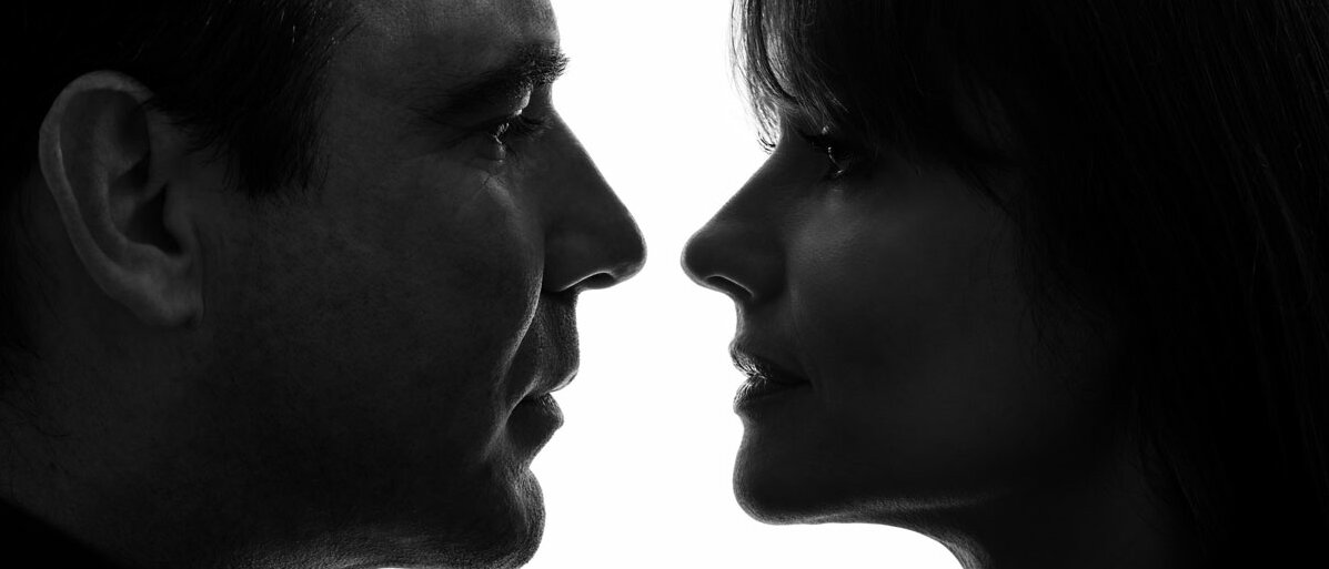 Ein Mann und eine Frau haben ihre Gesichter einander zugewandt, beide schauen ernst.