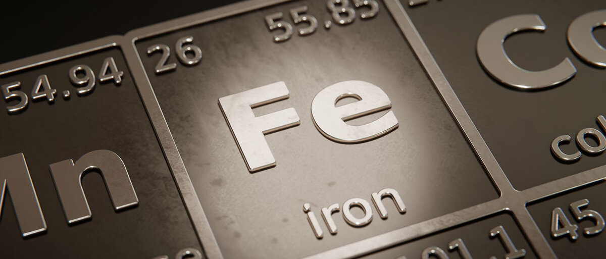 Ein Ausschnitt aus einem Periodensystem: Fe, Iron, Eisen. Das Periodensystem selbst ist auch aus Metall.