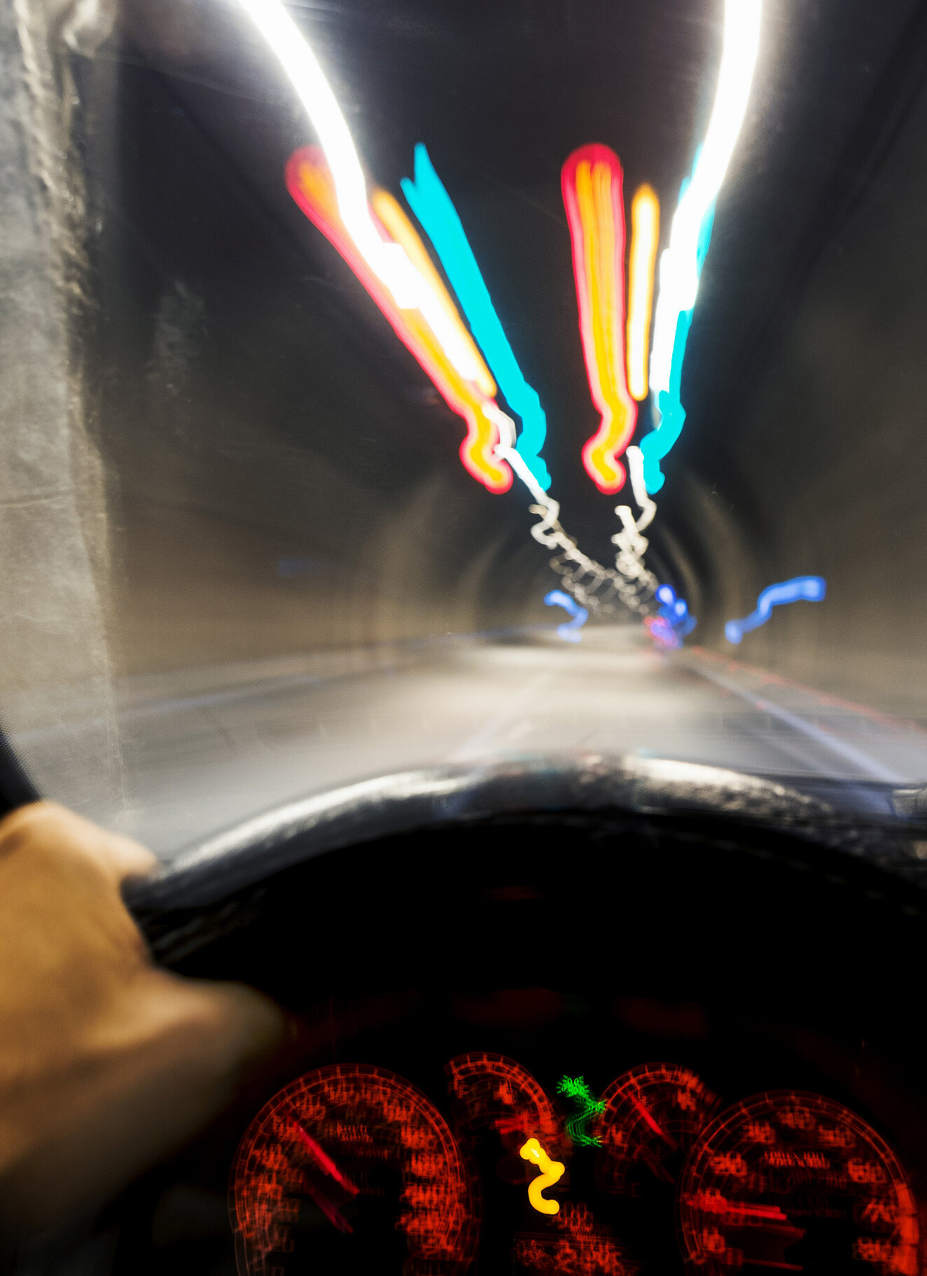 Blick aus dem Auto aus Sicht des Fahrers, aber alles ist verschwommen. 