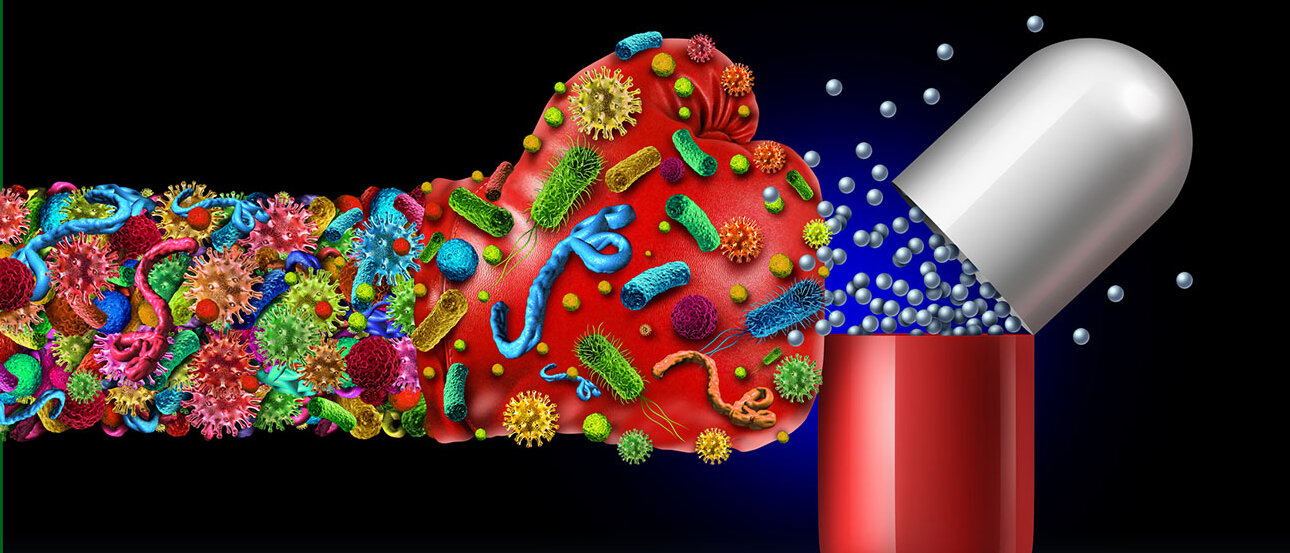 Bildliche Darstellung einer bunten Fause mit Viren und Bakterien, die gegen eine geöffnete Tablette stößt, aus der weiße Kugeln sprießen.