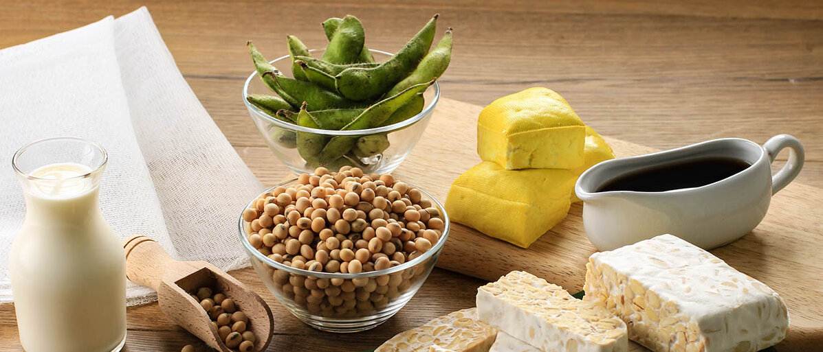 Tofu, Tempeh, Sojasoße, Sojadrink, Edamame und Sojabohnen