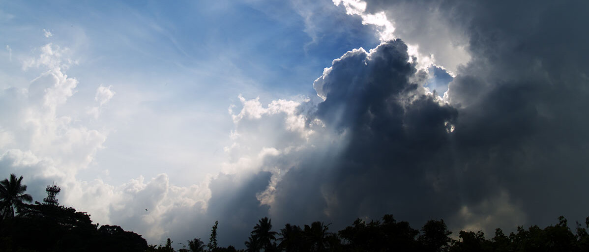 Wolken am Himmel: Links sieht es sonnig aus, rechts nach Regen.