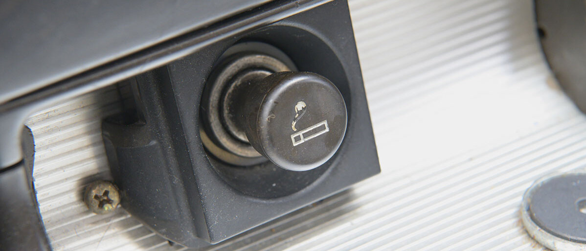 Nahaufnahme: Zigarettenanzünder im Auto
