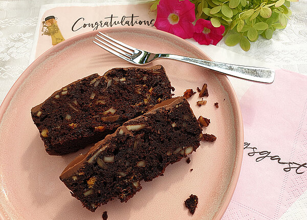 Schokoladenkuchen backen Schokoladenkuchen auf einem Teller