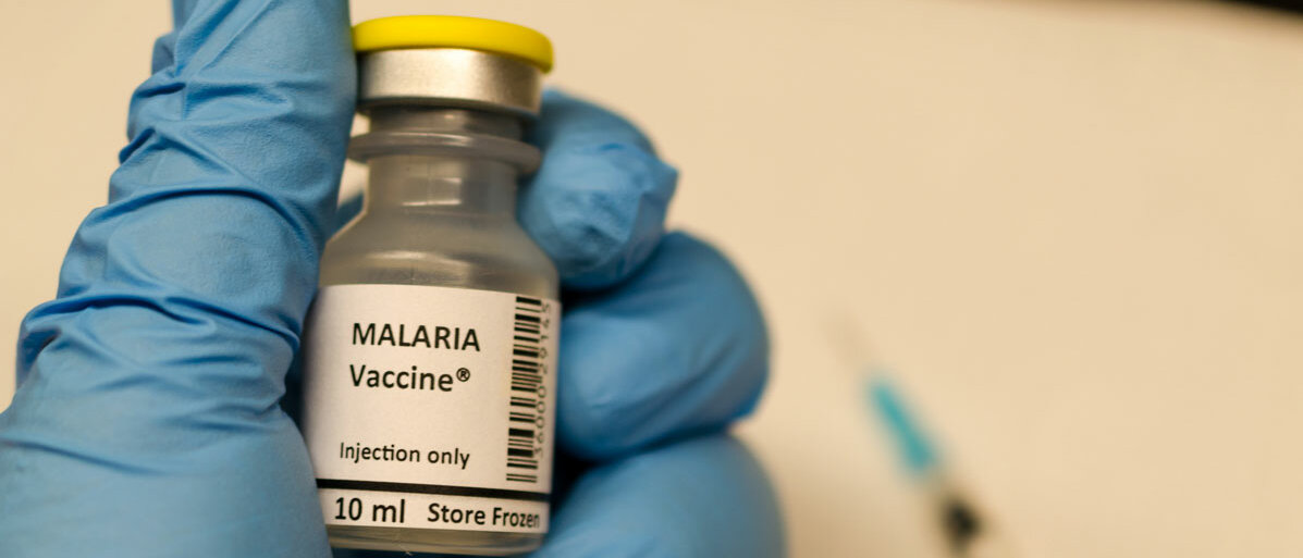 Arzt hält Malaria Impfstoff in der Hand