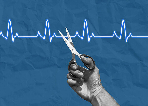 Schere setzt an EKG-Herzfrequenzkurve an 