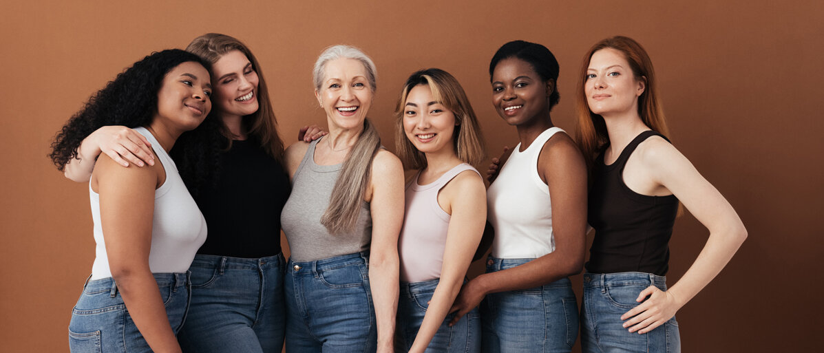 Eine Gruppe Frauen unterschiedlichen Alters und Ethnien 
