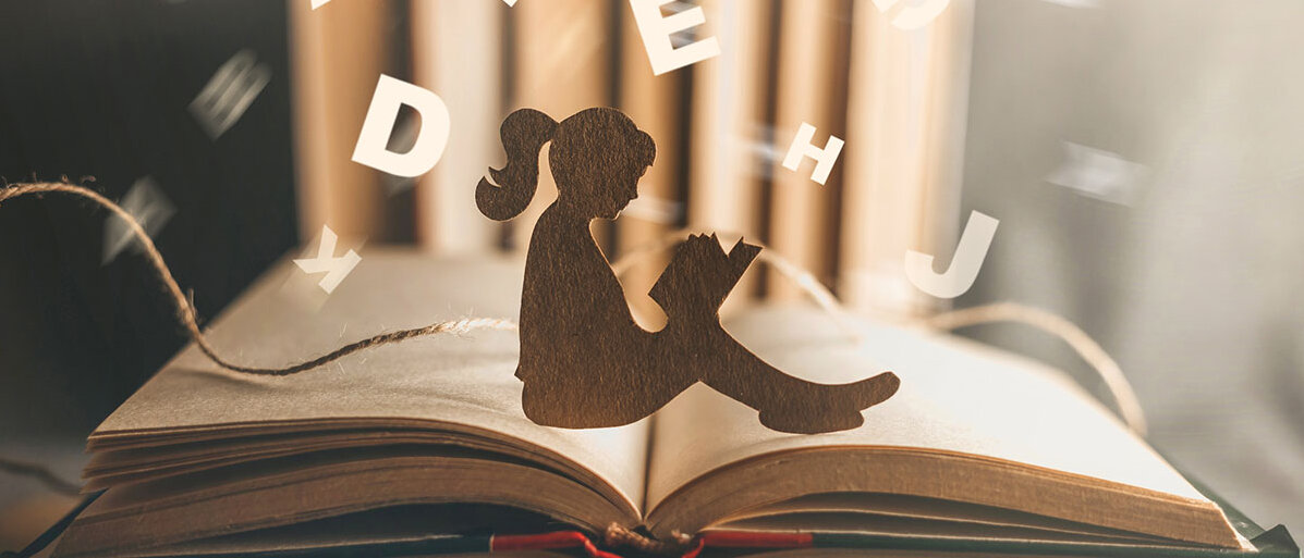 Aufgeschlagenes Buch und drum herum fliegen einzelne Buchstaben. Ein Mädchen schwarz illustriert sitzt auf dem Buch