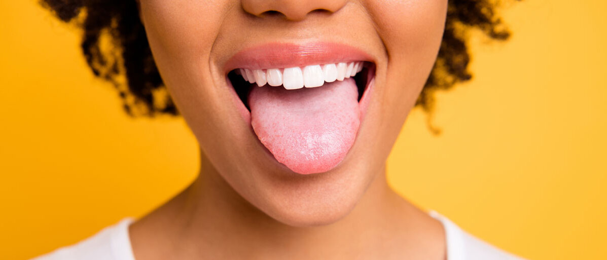 Nahaufnahme: Frau streckt Zunge raus