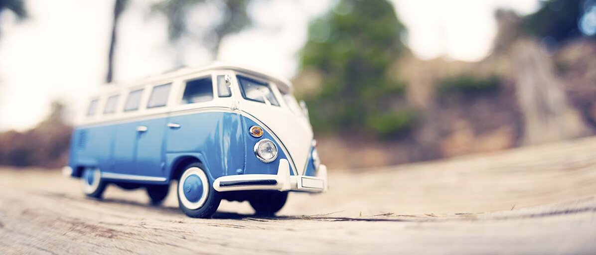 Blauer Van vor hellem Hintergrund.