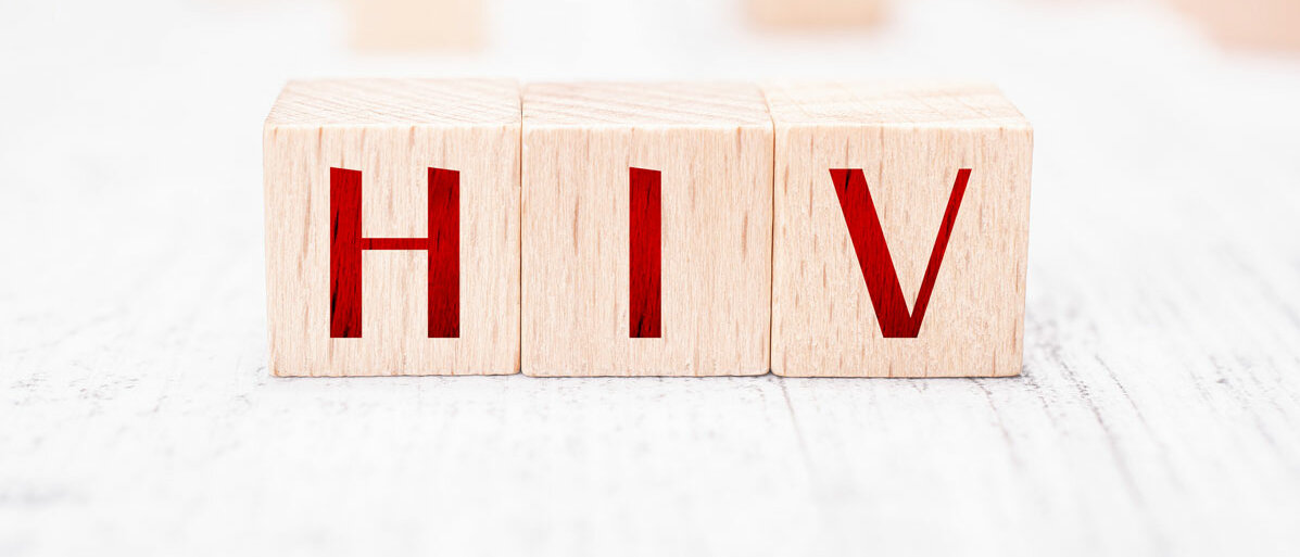 Das Wort HIV in roten Holzbuchstaben