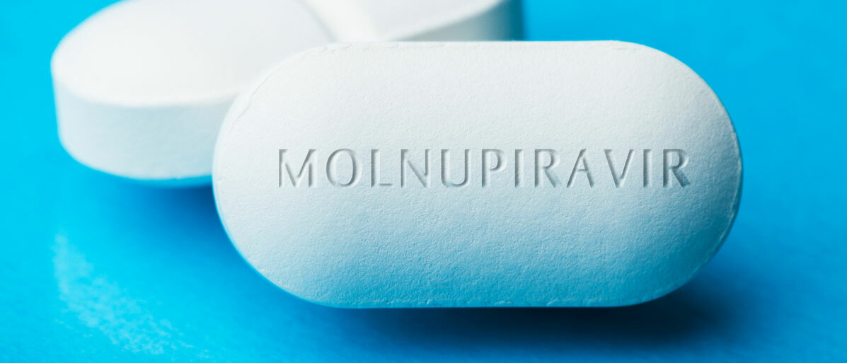 Weiße Tabletten Kapsel mit der Aufschrift Molnupiravir