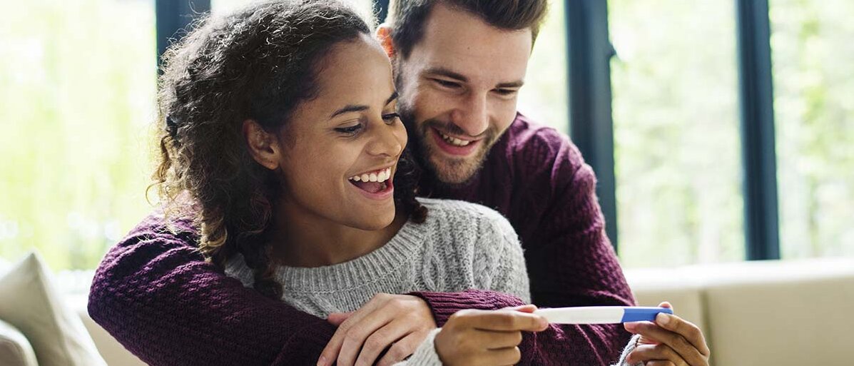 Für viele eine große Freude: ein positiver Schwangerschaftstest Paar freut sich über positiven Schwangerschaftstest