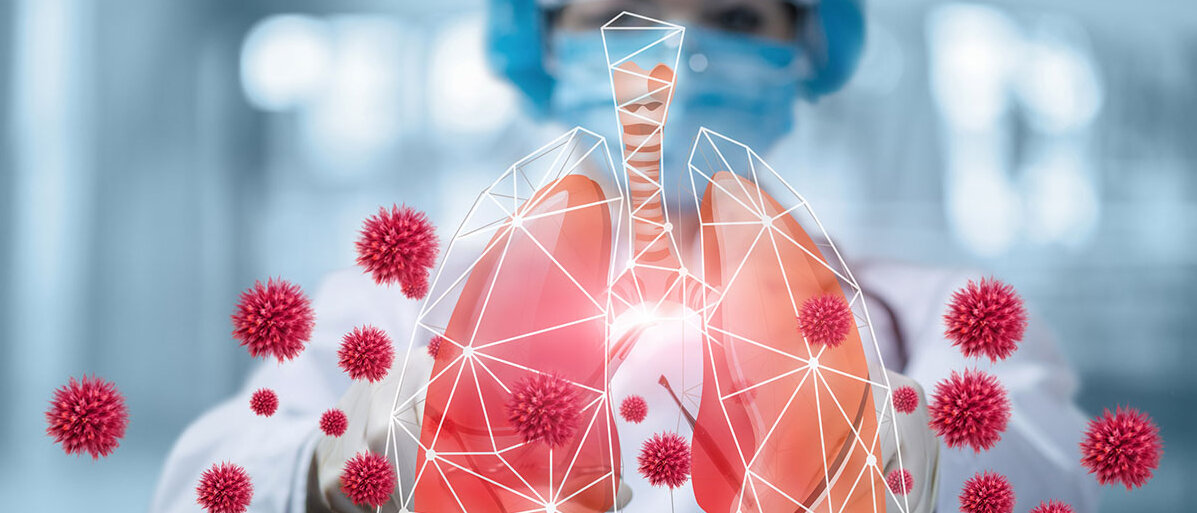 Eine Frau in Kittel, mit Einweghaue und Mundschutz steht vor einer Illustration einer Lunge, die von übergroßen Corona-Viren angegriffen wird, aber durch ein helles Netz geschützt ist.