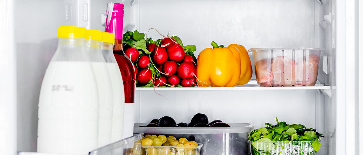 Offener Kühlschrank mit verschiedenen Lebensmitteln.