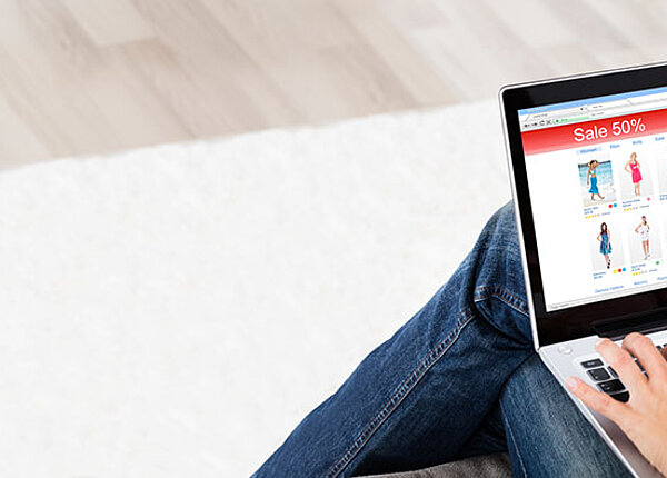 Umweltfreundlicheres Onlineshopping Junge Frau beim Onlineshopping am Laptop