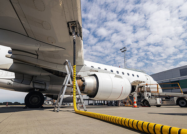 Betankung eines Flugzeuges am Flughafen 
