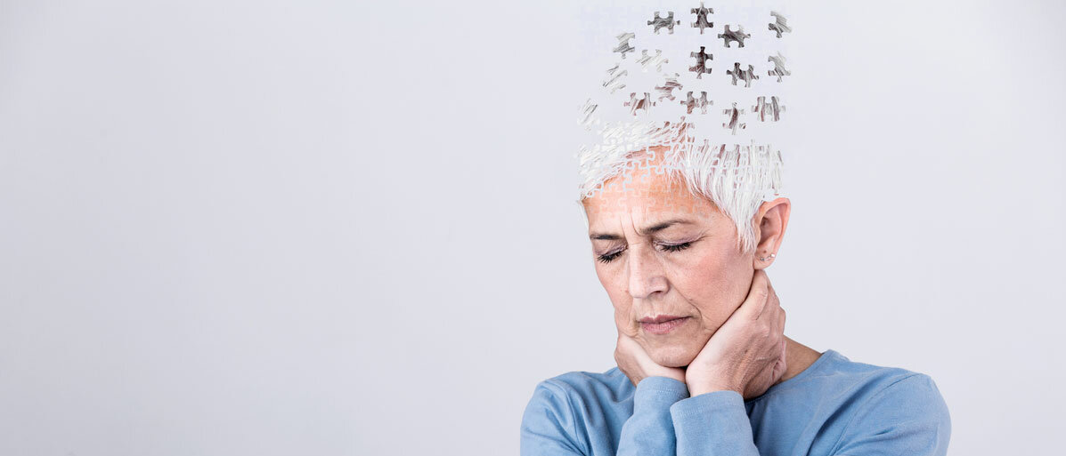 ältere Frau verliert einzelne Teile ihres Kopfes