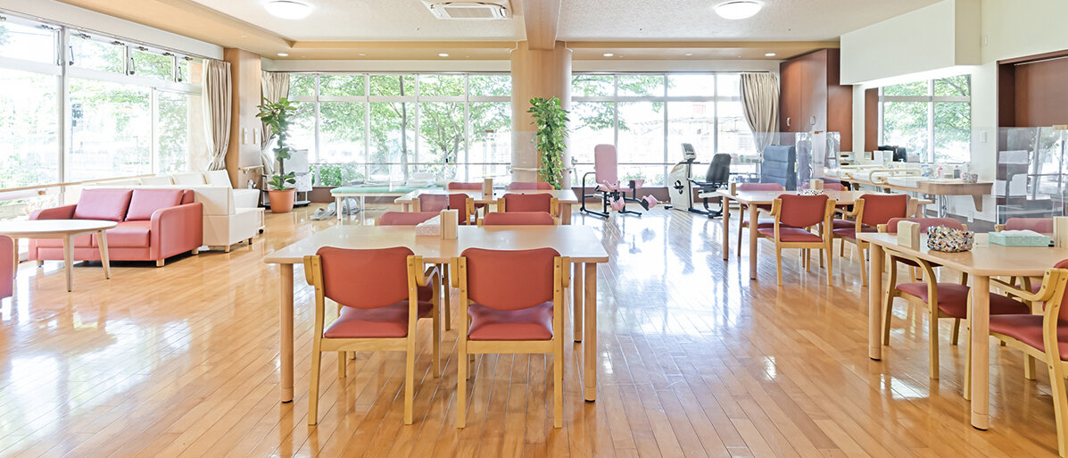 Pflegeheim auswählen Ein heller Raum mit Tischen und Stühlen
