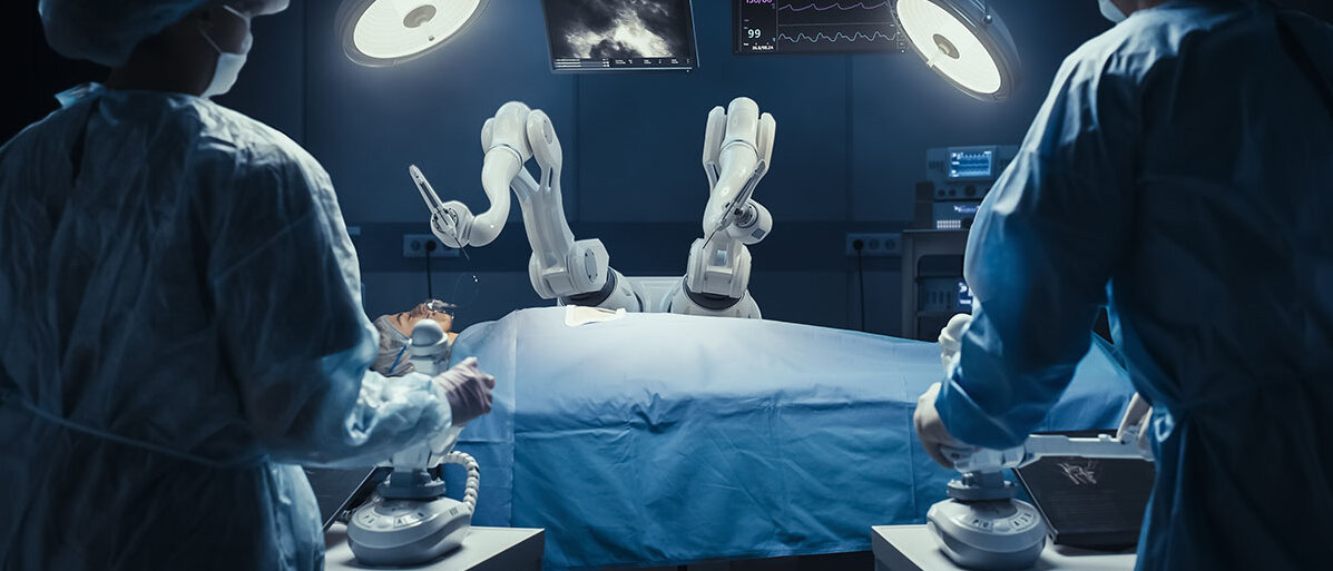 Arzt und Ärztin operieren mithilfe von Roboterarmen