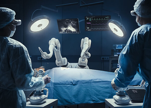 Arzt und Ärztin operieren mithilfe von Roboterarmen