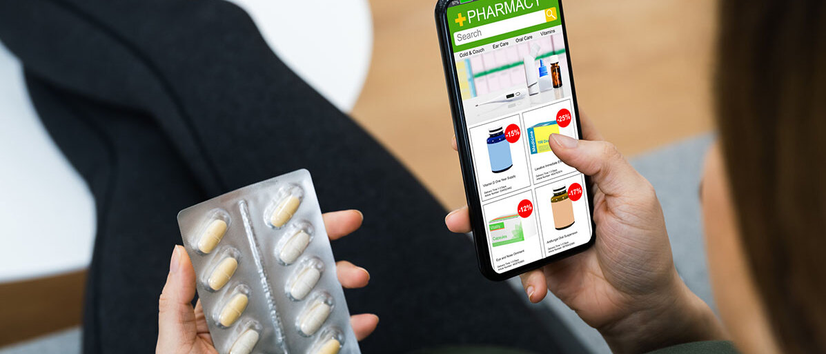 Frau bestellt Medikamente online via Handy