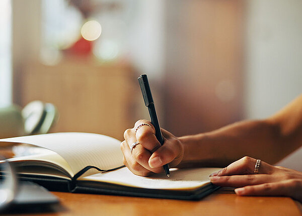 Journaling Nahaufnahme einer Frau, die Tagebuch führt