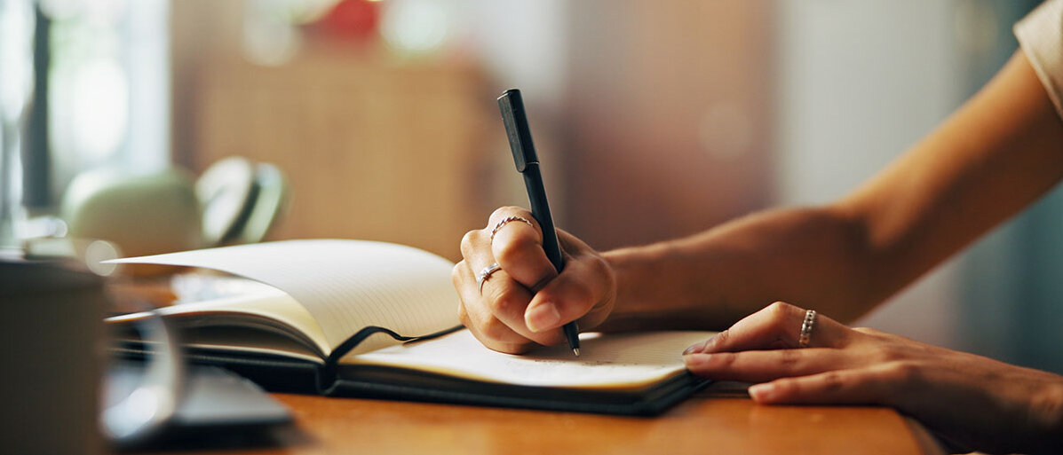 Journaling Nahaufnahme einer Frau, die Tagebuch fĂŒhrt