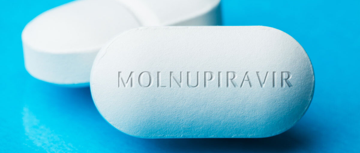 Zwei weiße Tabletten mit einer eingeprägten Schriftzeile "MOLNUPIRAVIR"