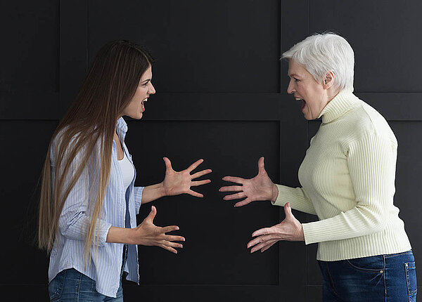 Psychische Erkrankungen sind nur zum Teil erblich, psychische Probleme können zwar vererbt werden, aber nicht nur die Gene beeinflussen die Psyche. Eine Seniorin und ihre erwachsene Tochter schreien sich an, sie haben die gleiche Körperhaltung.