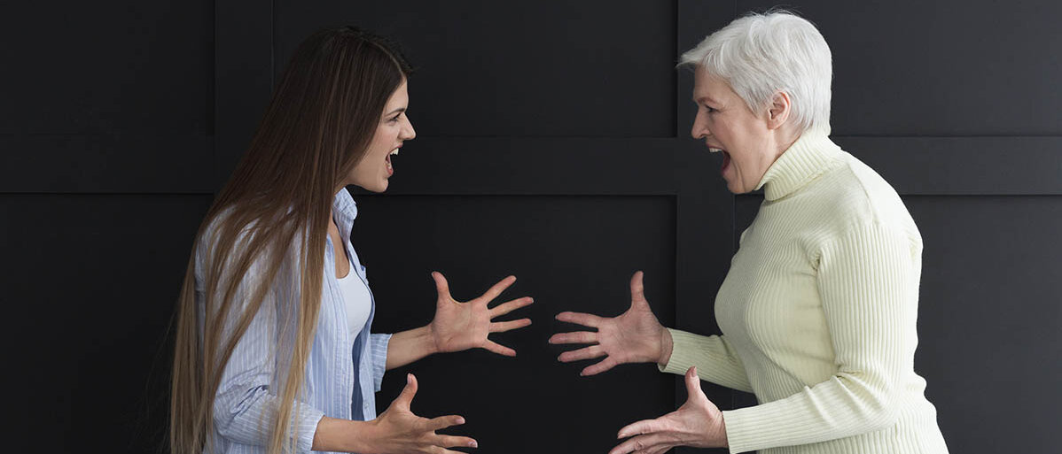 Psychische Erkrankungen sind nur zum Teil erblich, psychische Probleme können zwar vererbt werden, aber nicht nur die Gene beeinflussen die Psyche. Eine Seniorin und ihre erwachsene Tochter schreien sich an, sie haben die gleiche Körperhaltung.