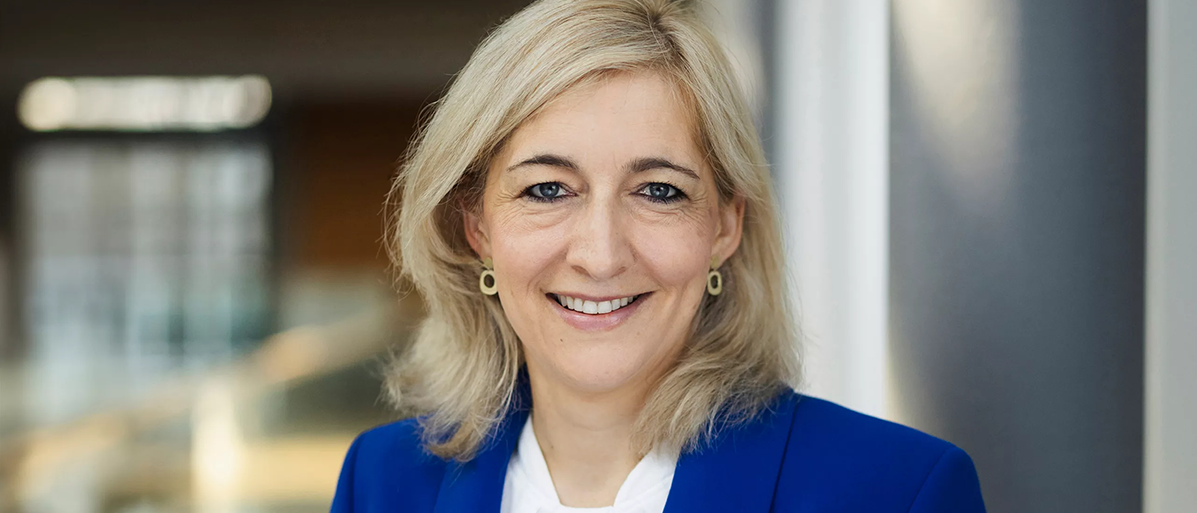 Apotheken Reform: Gesundheitsministerin Warken plant mehr Leistungen und fĂŒr PTA mehr Befugnisse Nina Warken trĂ€gt einen blauen Blazer ĂŒber einer weiĂen Bluse. Sie trĂ€gt ihr blondes Haar in einem langen Bob. Sie lĂ€chelt in die Kamera.