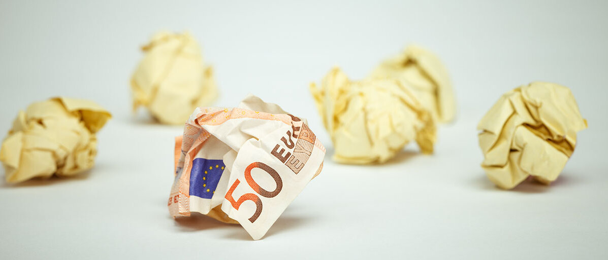 Papierknäuel darunter auch ein 50-Euro-Schein 