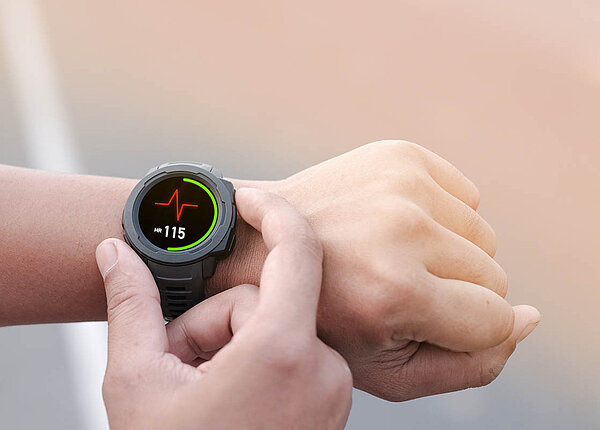 Angst vor dem Chef: Tipps für den Umgang mit Vorgesetzten, für mehr Selbstbewusstsein im Job und bei Stress im Berufsalltag Eine Smartwatch zeigt einen Puls von 115