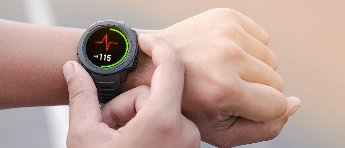 Eine Smartwatch zeigt einen Puls von 115