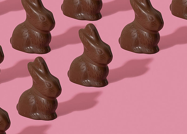 Schokoladenosterhasen auf pinkem Hintergrund