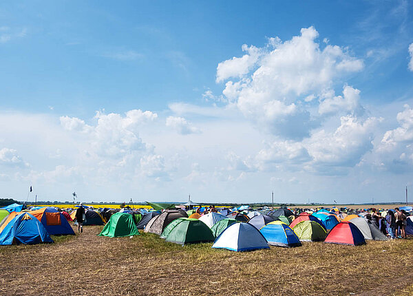 Viele kleine Zelte auf einem Feld