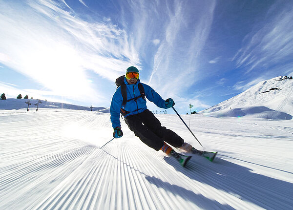 Skifahrer auf der Piste bei gutem Wetter