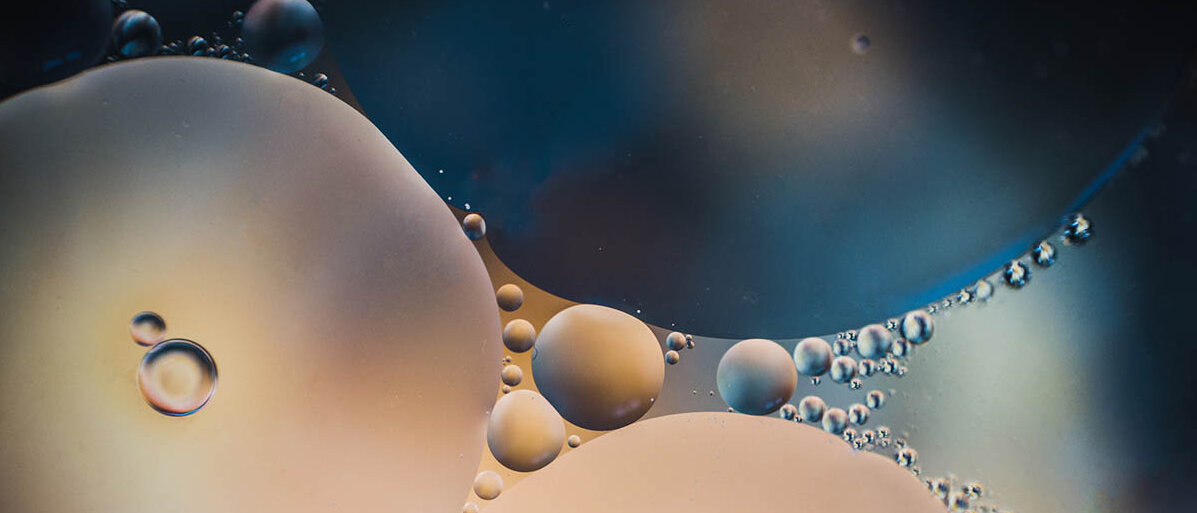 Zwei Flüssigkeiten, die sich nicht mischen, bilden große und kleine Tröpfchen aufeinander.