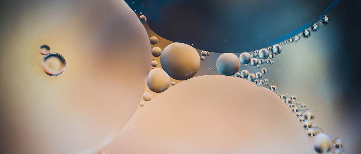 Emulsionen herstellen in der Rezeptur: Alles über die Emulgatoren und den Wert HLB Zwei Flüssigkeiten, die sich nicht mischen, bilden große und kleine Tröpfchen aufeinander.