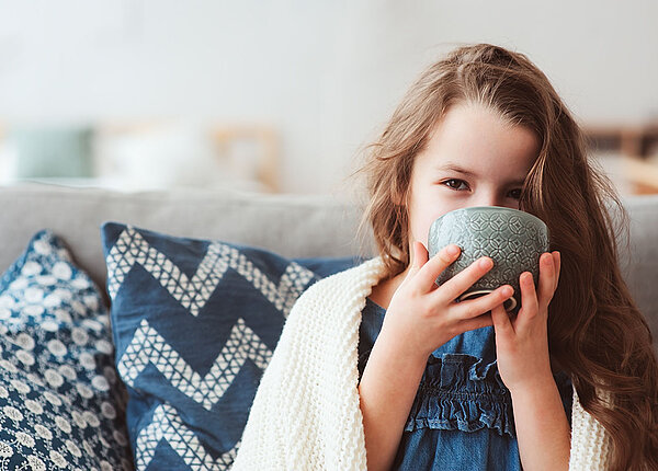 Immunsystem stärken Mädchen trinkt Tee aus Tasse