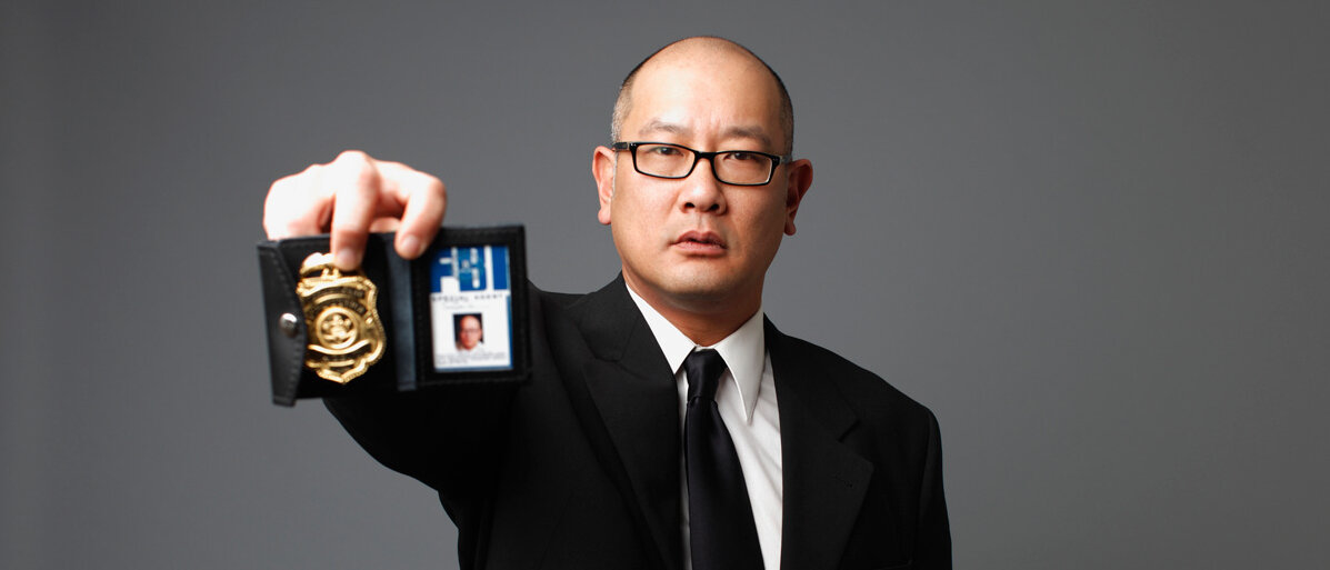 Ein Geheimagent zeigt seine Marke und seinen Dienstausweis.