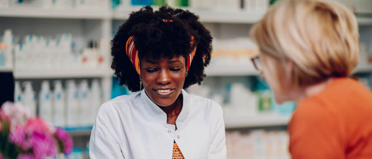 Liste für die Hausapotheke: Was gilt für Babys, für Senioren, für andere besondere Kundengruppen? Inklusive Tipps zur Aufbewahrung und Lagerung PTA und Kundin im Beratungsgespräch: Die PTA hält zwei Schachteln in der Hand. Neben ihr liegt eine Liste. Die Kundin schaut interessiert.