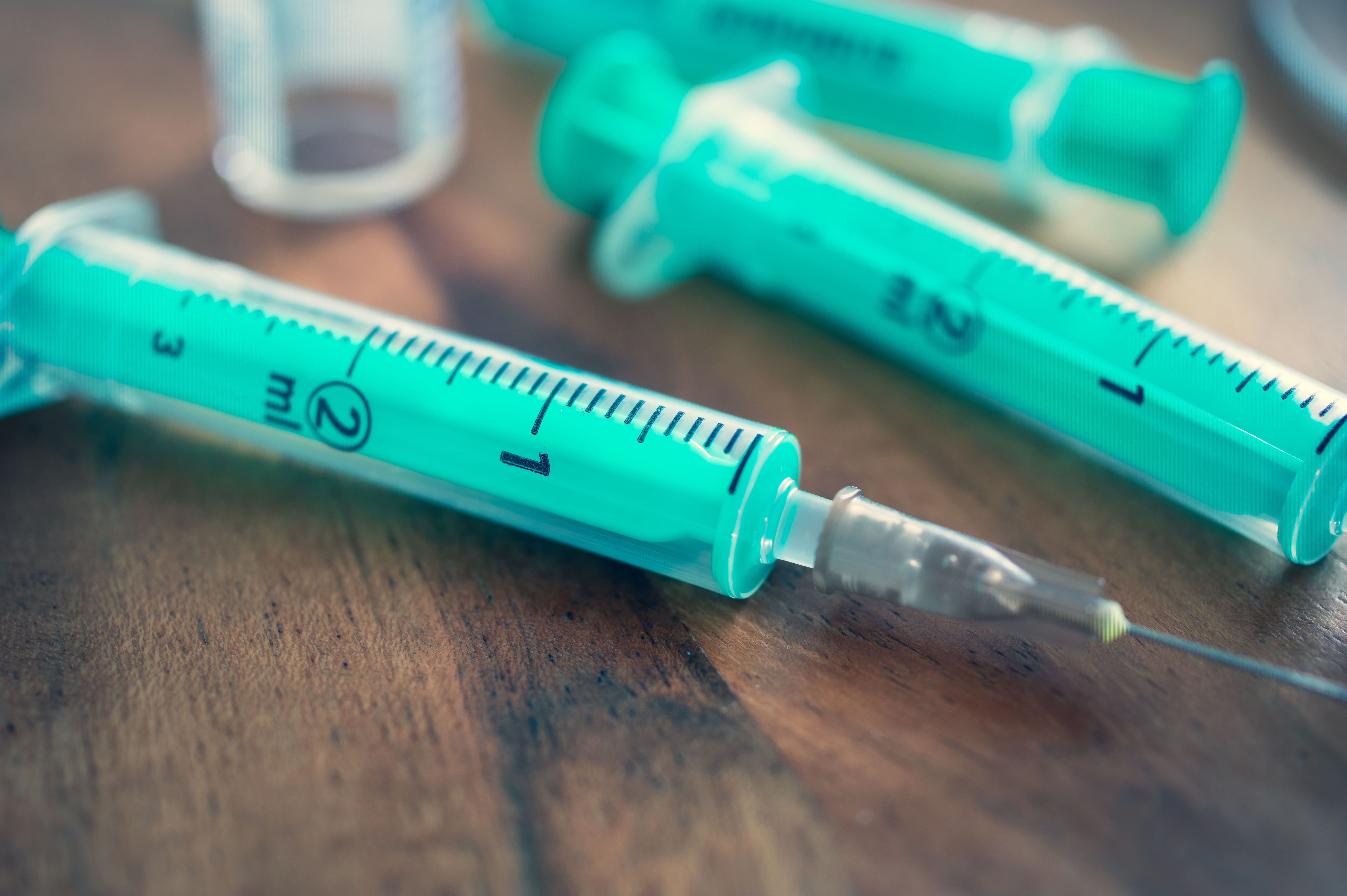 Auf dem Foto sieht man zwei Kanülen