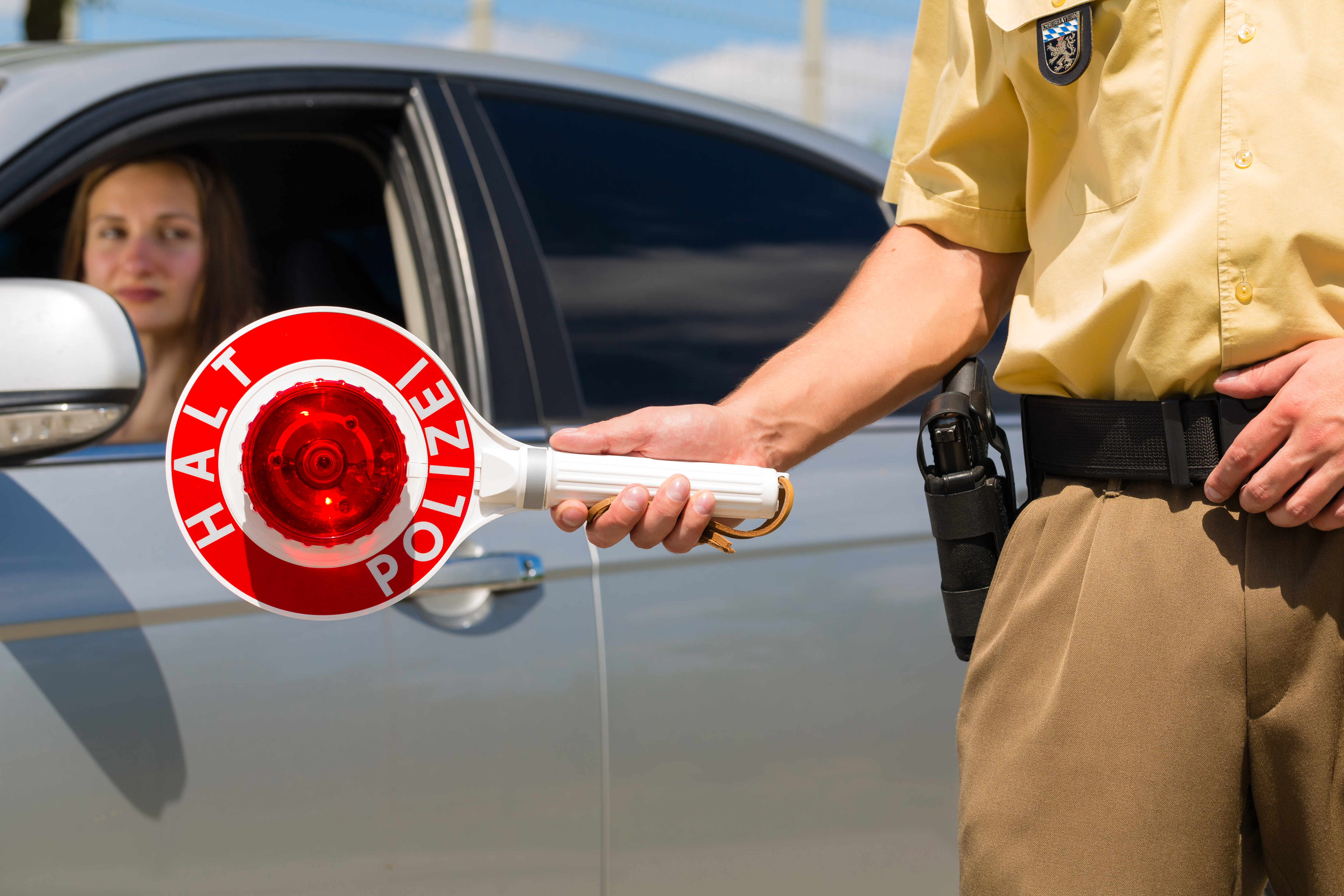 Eine Frau kommt in eine Verkehrskontrolle – sie wurde mit der Kelle vom Polizisten herausgewunken.