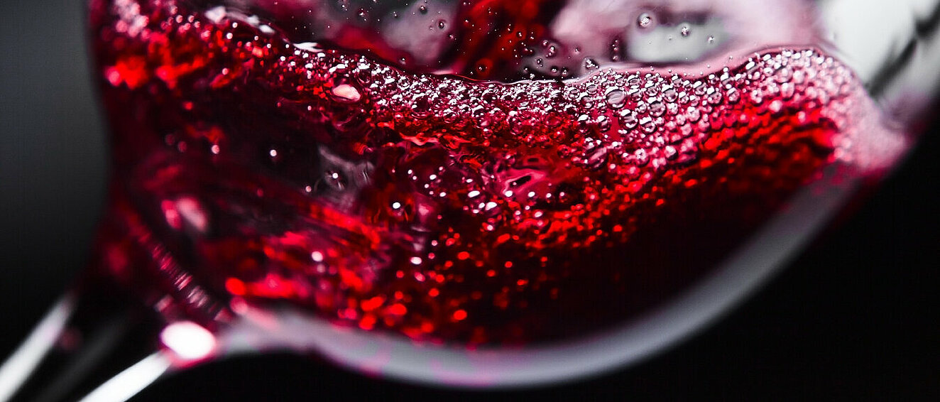Rotwein im Glas.