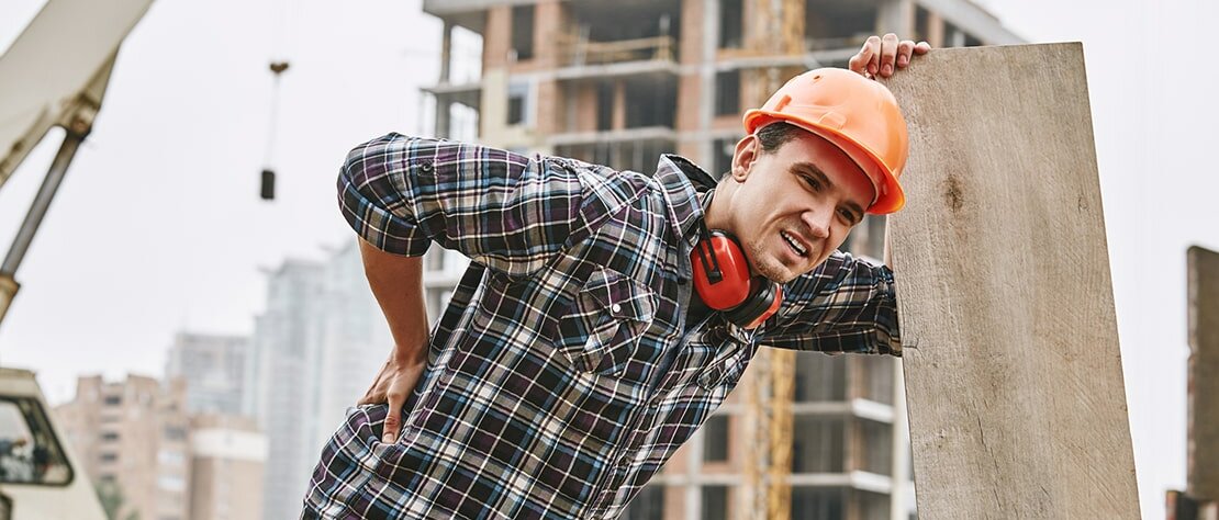 Bauarbeiter mit Rückenschmerzen