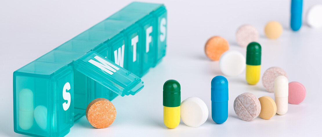 Pillenbox und Medikamente