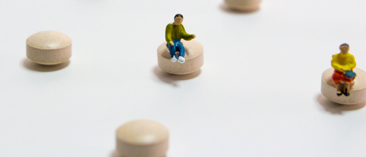 Holzfiguren auf Tabletten